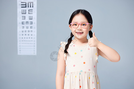 爱眼手写字戴眼镜的小女孩形象背景