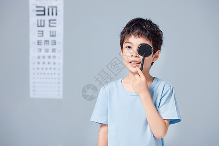 小男孩检测视力图片