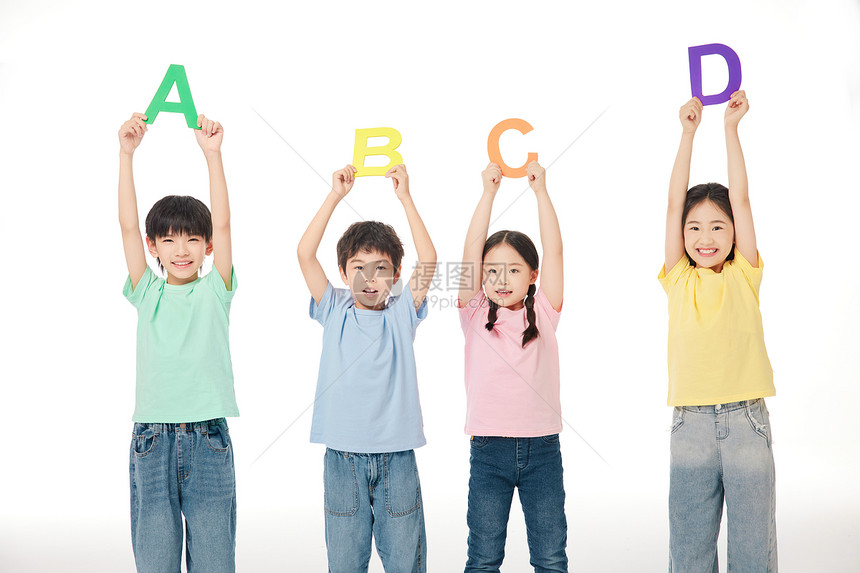 儿童高举英文字母形象图片