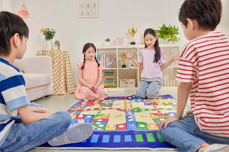 儿童好友在家一起玩飞行棋游戏高清图片