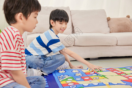 儿童好友在家一起玩飞行棋图片