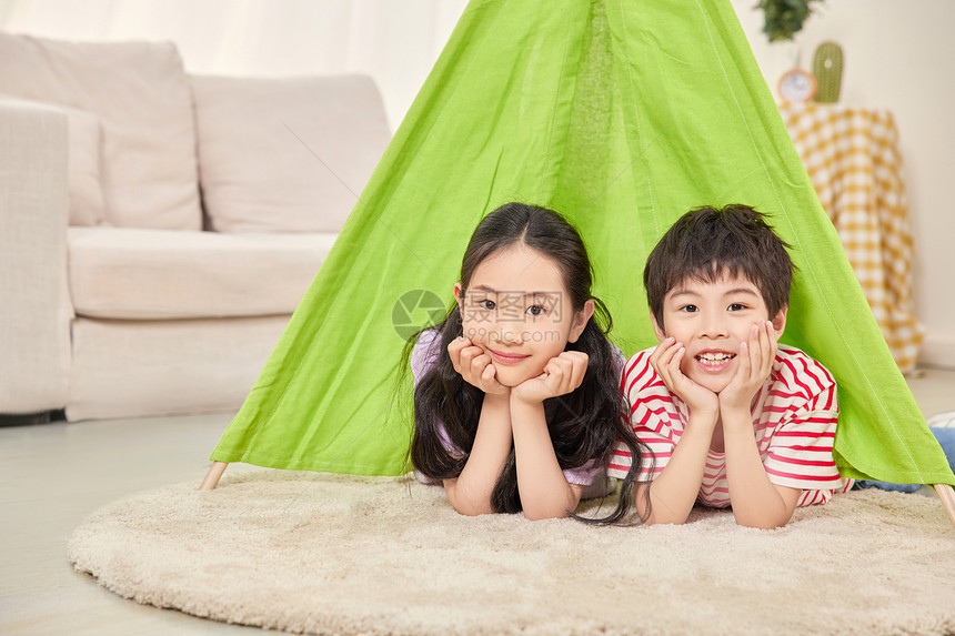 帐篷前面玩耍的儿童好友图片