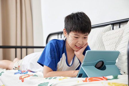 看月兔的男孩专注看平板电脑的儿童背景