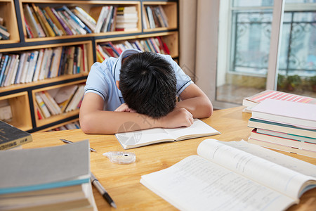 元上小学素材趴在桌子上睡觉的学生背景