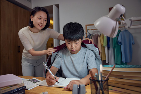 三加小学素材妈妈给写作业的男孩加衣服背景