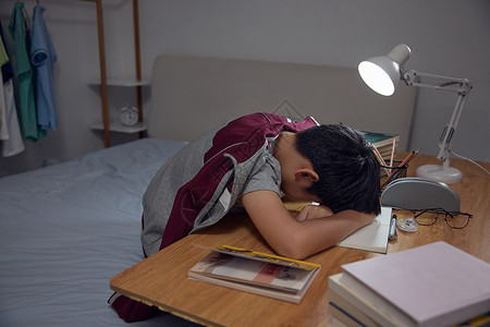 深夜写作业写作业睡着的男孩背景