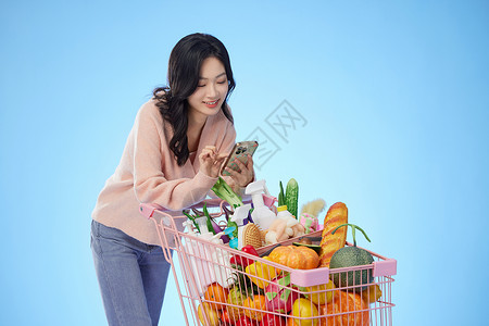 超市推着购物车的女性图片
