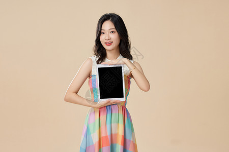 手持平板的年轻女性背景图片