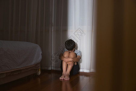 房间中孤独抑郁的男孩背景图片