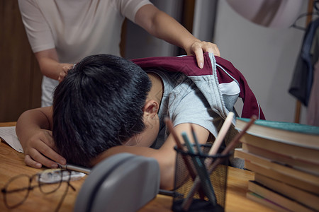 男孩母亲梳头发写作业劳累睡着的孩子背景