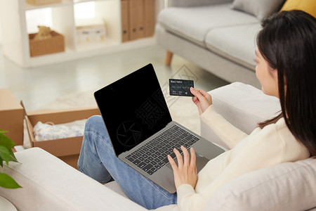 沙发促销用电脑网购的女性形象背景