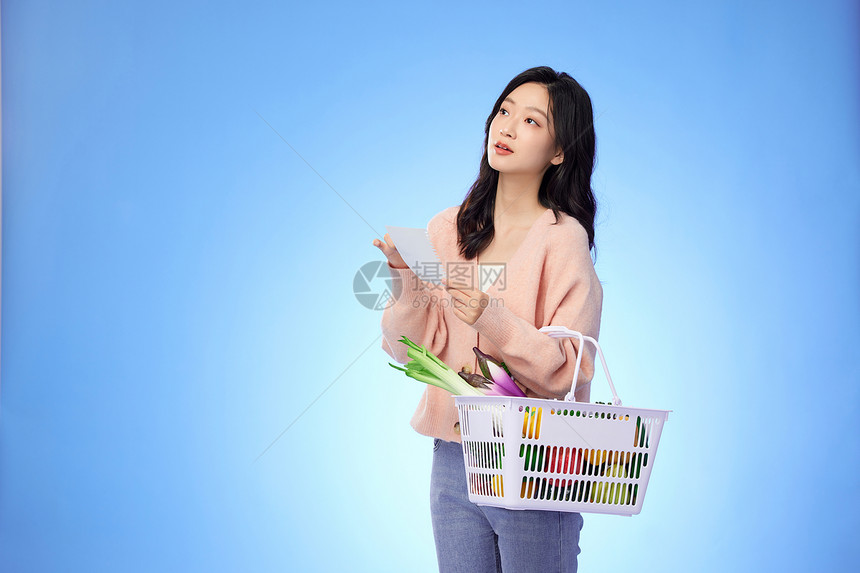 年轻美女拿着购物清单采购食物图片