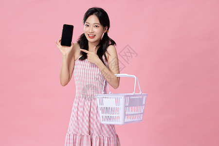促销年中特惠拿着购物篮与手机的美少女背景
