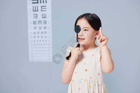 小女孩正在做视力测试高清图片