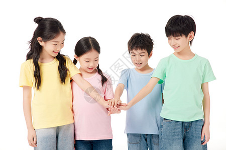 四个小朋友手牵手一起加油打气高清图片