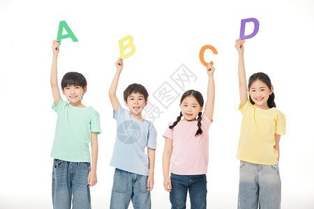 四个小朋友手高高地举着字母模型图片