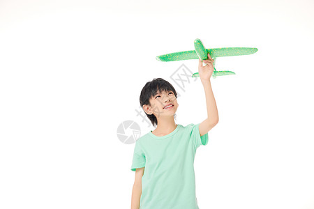 衣服模型穿着绿衣服的小男孩拿着绿色飞机玩具背景