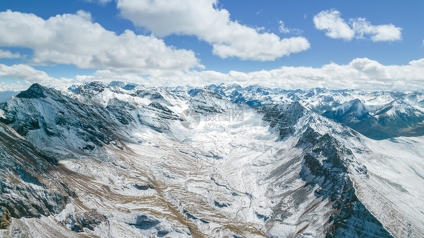 航拍川西高原冬季雪山全景图片