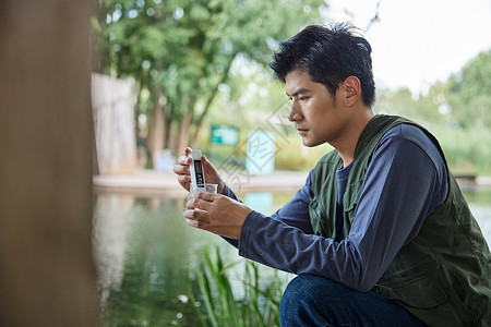 户外检测水质的科研人士背景图片