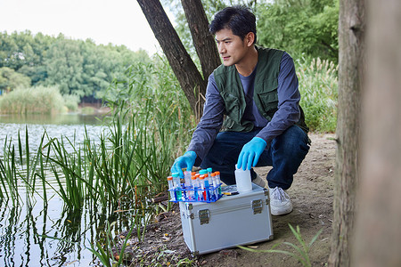 毒物检验箱户外检测水质的科研人士背景