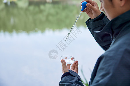 使用滴管检测水源的技术员高清图片