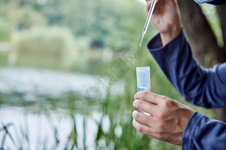 环境微生物科研人员进行水质检测背景