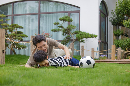 爸爸和孩子一起玩足球高清图片