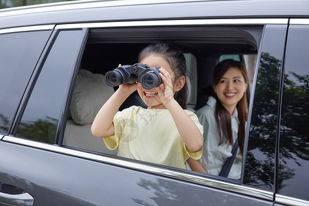 小女孩用望远镜看车外图片
