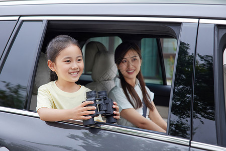 窗边妈妈小女孩拿着望远镜在车窗边背景
