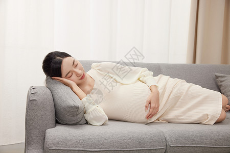 躺在沙发上睡觉的美女孕妇图片