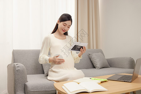孕妇沙发手拿b超单的幸福孕妇背景