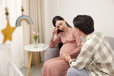 丈夫安慰怀孕不舒服的孕妇图片