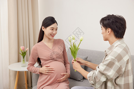 丈夫送花给怀孕的妻子图片