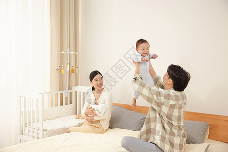 宝宝派对元素爸爸妈妈陪着孩子玩耍背景