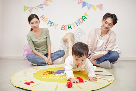 周岁生日会上宝宝抓周高清图片