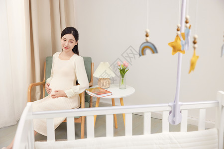 坐着休息的年轻孕妇背景图片