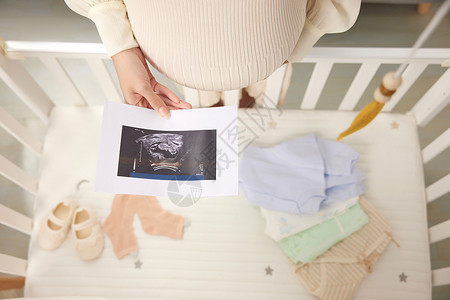 即将临产的孕妇看B超单背景图片