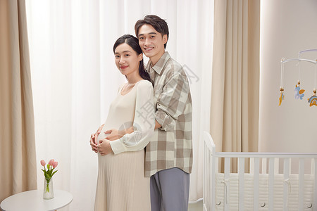 丈夫抱着怀孕的妻子背景图片