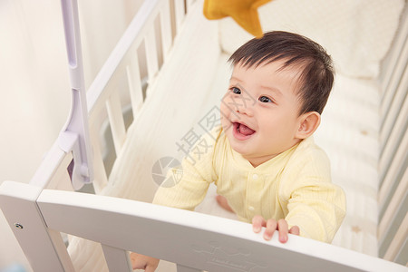 婴儿床上开心的宝宝背景图片