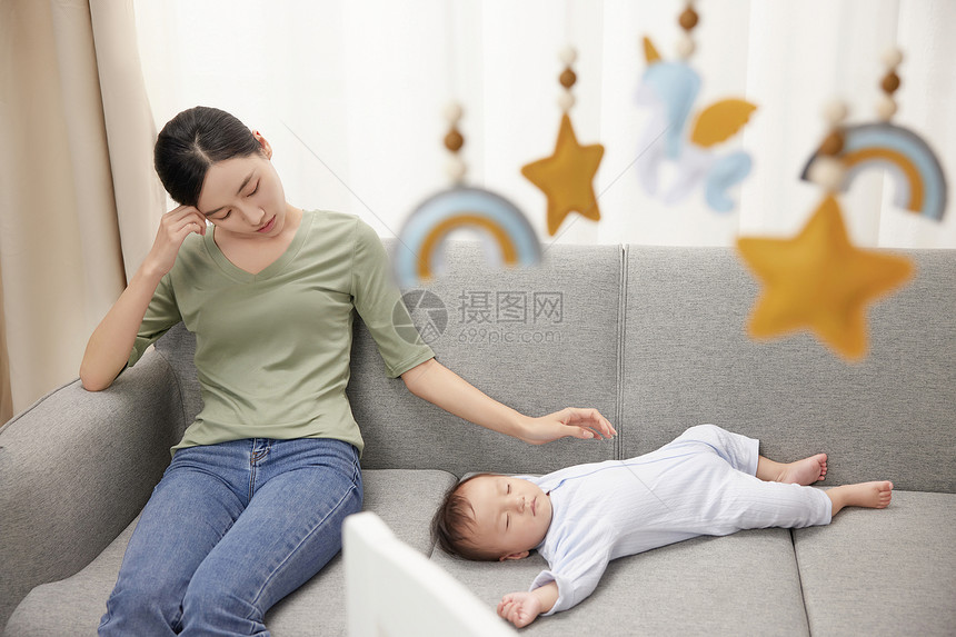沙发上疲惫的妈妈和熟睡的宝宝图片