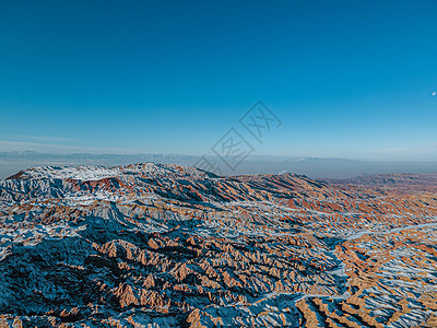 航拍雪地航拍初雪后的甘肃张掖七彩丹霞背景