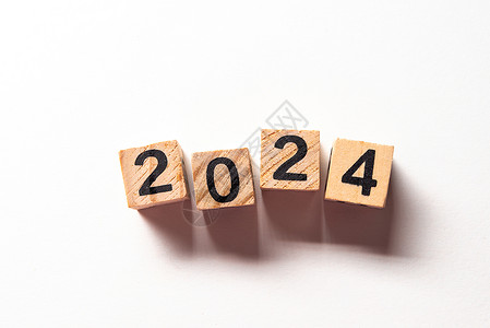 木块拼成的数字白色背景上的木块2024背景