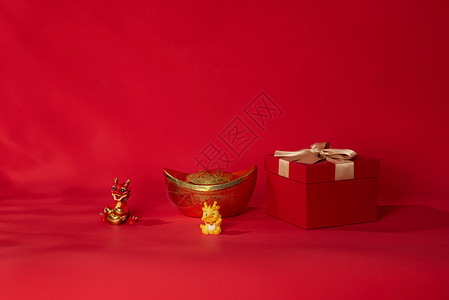 红色喜庆礼盒与金元宝静物背景图片