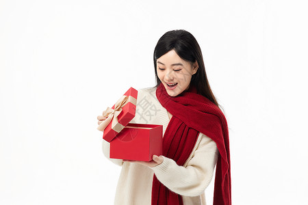 幸福中国年正在打开礼盒的漂亮女孩背景
