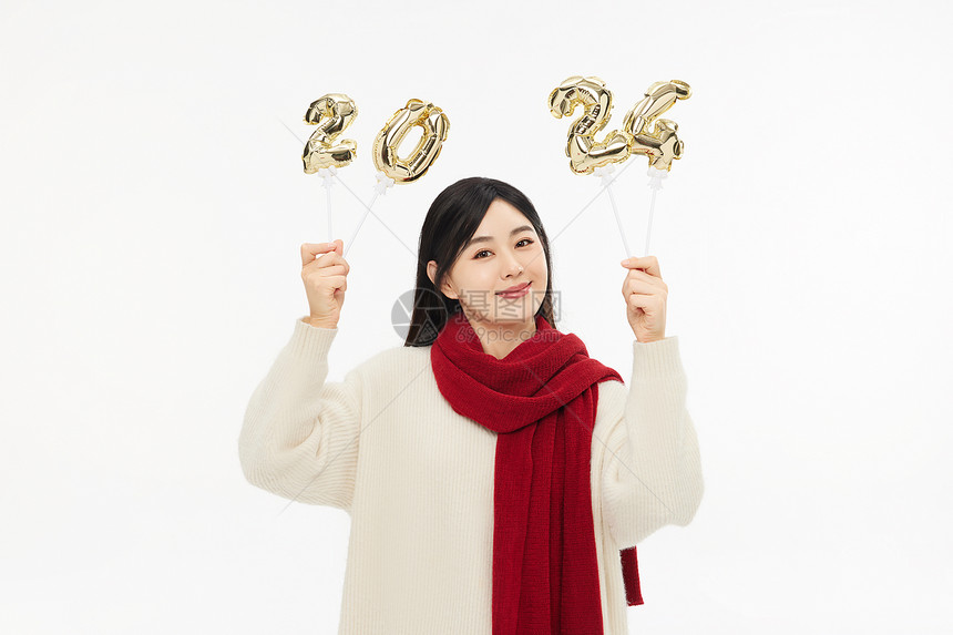 高举数字2024的年轻女性图片