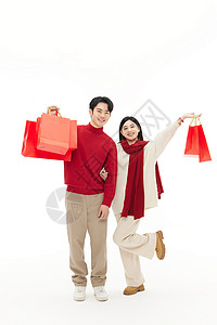 新年情侣买礼物欢乐情侣高举新年礼盒背景