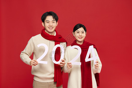 龙年新年礼品包装青年情侣手举2024数字背景