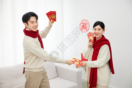 恩爱的青年情侣手举红包拜年背景图片