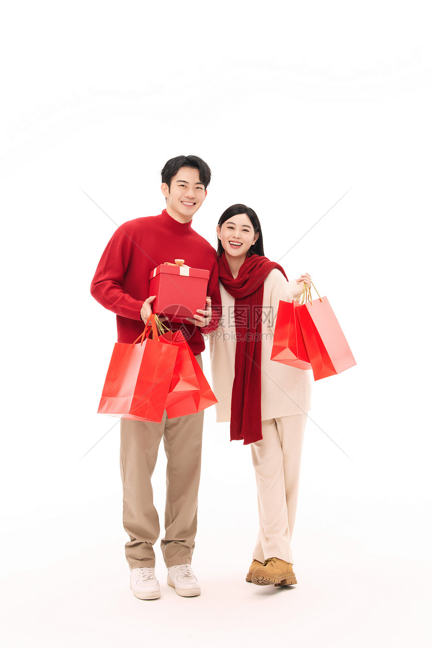 青年情侣快乐春节购物图片