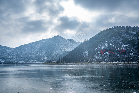 冬天湖面旁的雪山高清图片